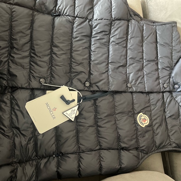 Moncler vest size 3 BRAND NEW - Picture 1 of 2
